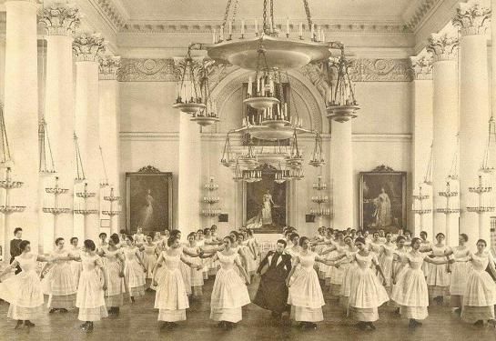 Вихованки Смольного Інституту шляхетних дівчат на уроці танців. 1901 рік