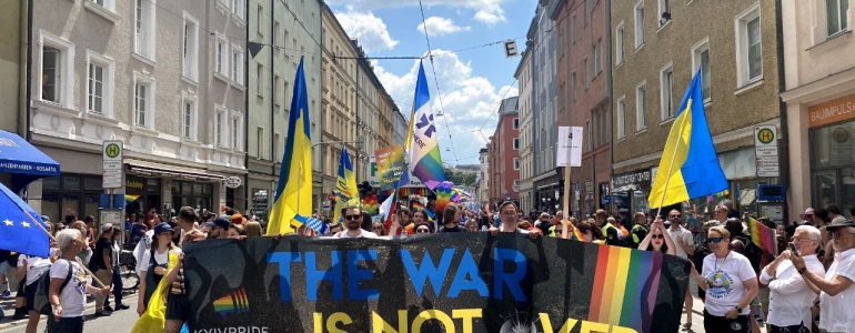 Чим допомагає Україні участь ЛГБТ+ спільноти в закордонних прайдах?
