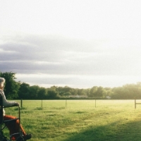 Знецінення догляду: чому реформи відтворюють гендерну нерівність